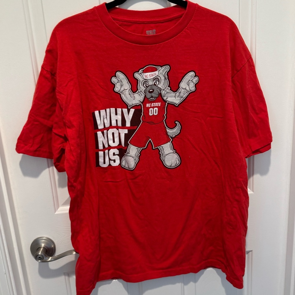 Mens Red Graphic T-Shirt with NC STATE WOLFPACK Mascot Design Size XL